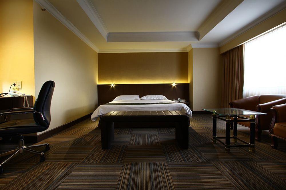Aiho Hotel Медан Екстер'єр фото